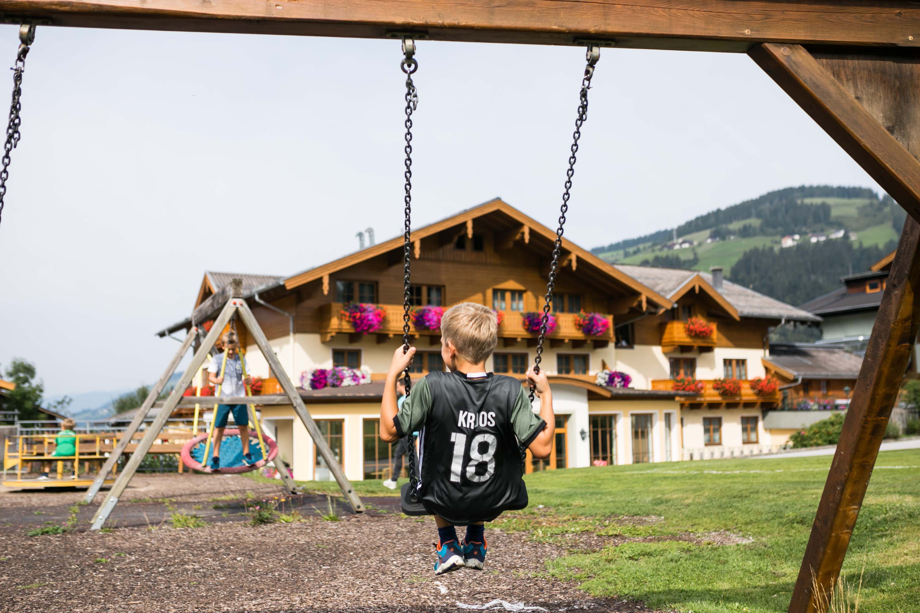 Außenanlage Kind am Markushof in Wagrain-Kleinarl © Selina Flasch Photography