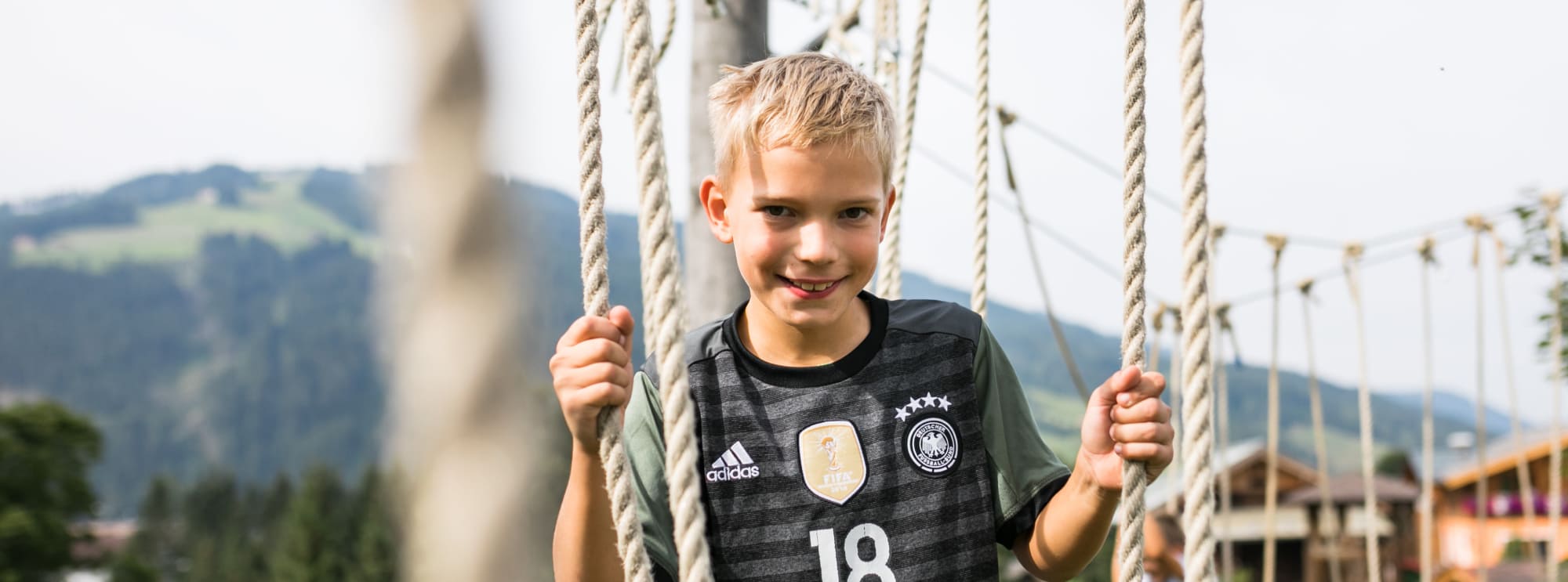 Klettern im Niederseil-Klettergarten in der Outdooranlage unseres Jugendhotels Markushof