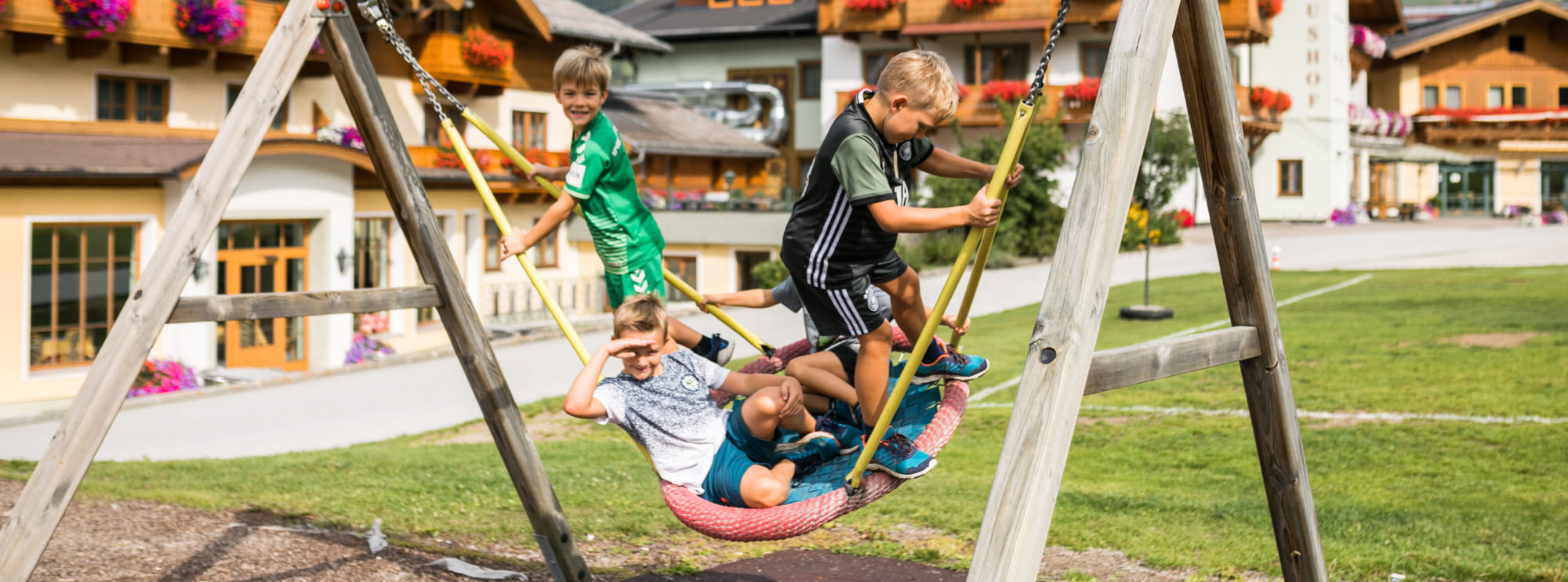 Netzschaukel am Spielplatz des Jugendgästehauses Markushof in Wagrain-Kleinarl