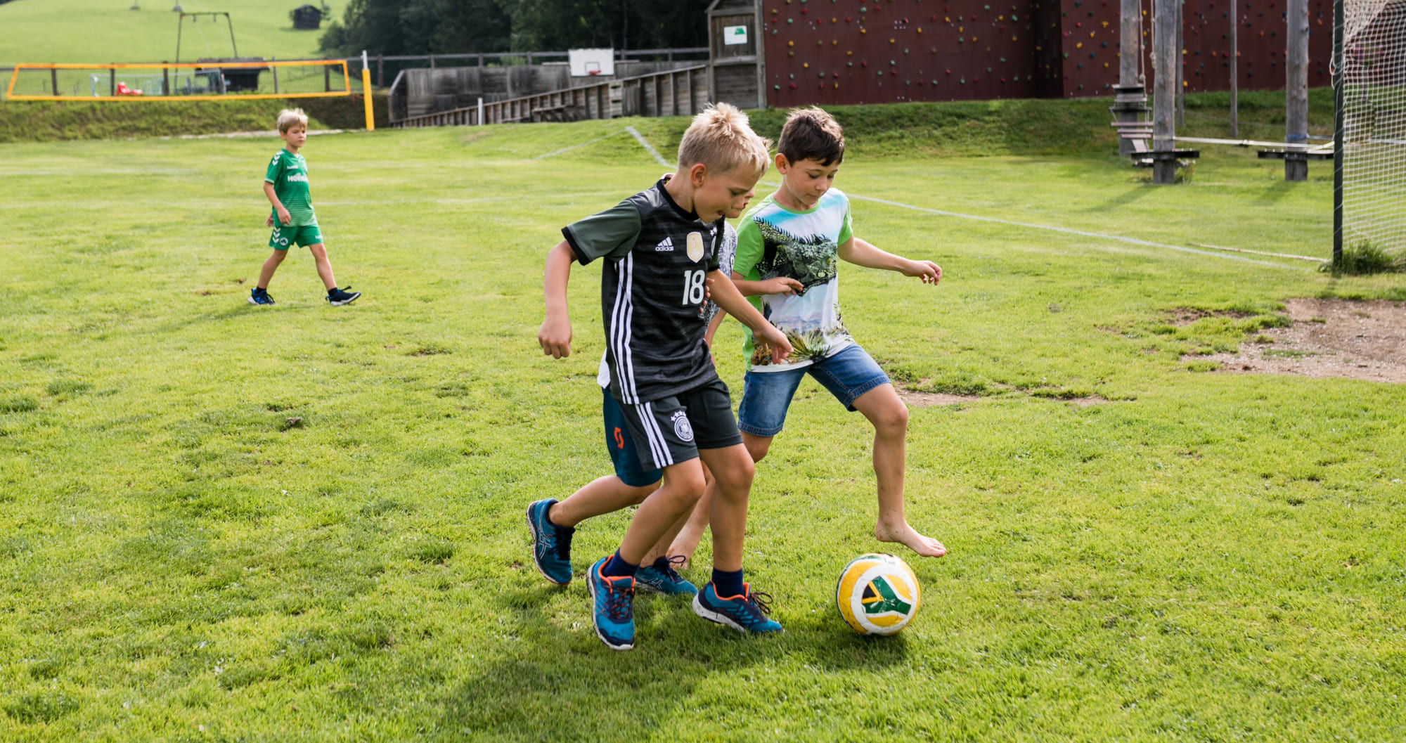 Fußball spielen am hauseigenen Fußballplatz im Jugendgästehaus Markushof im Salzburger Land © Selina Flasch