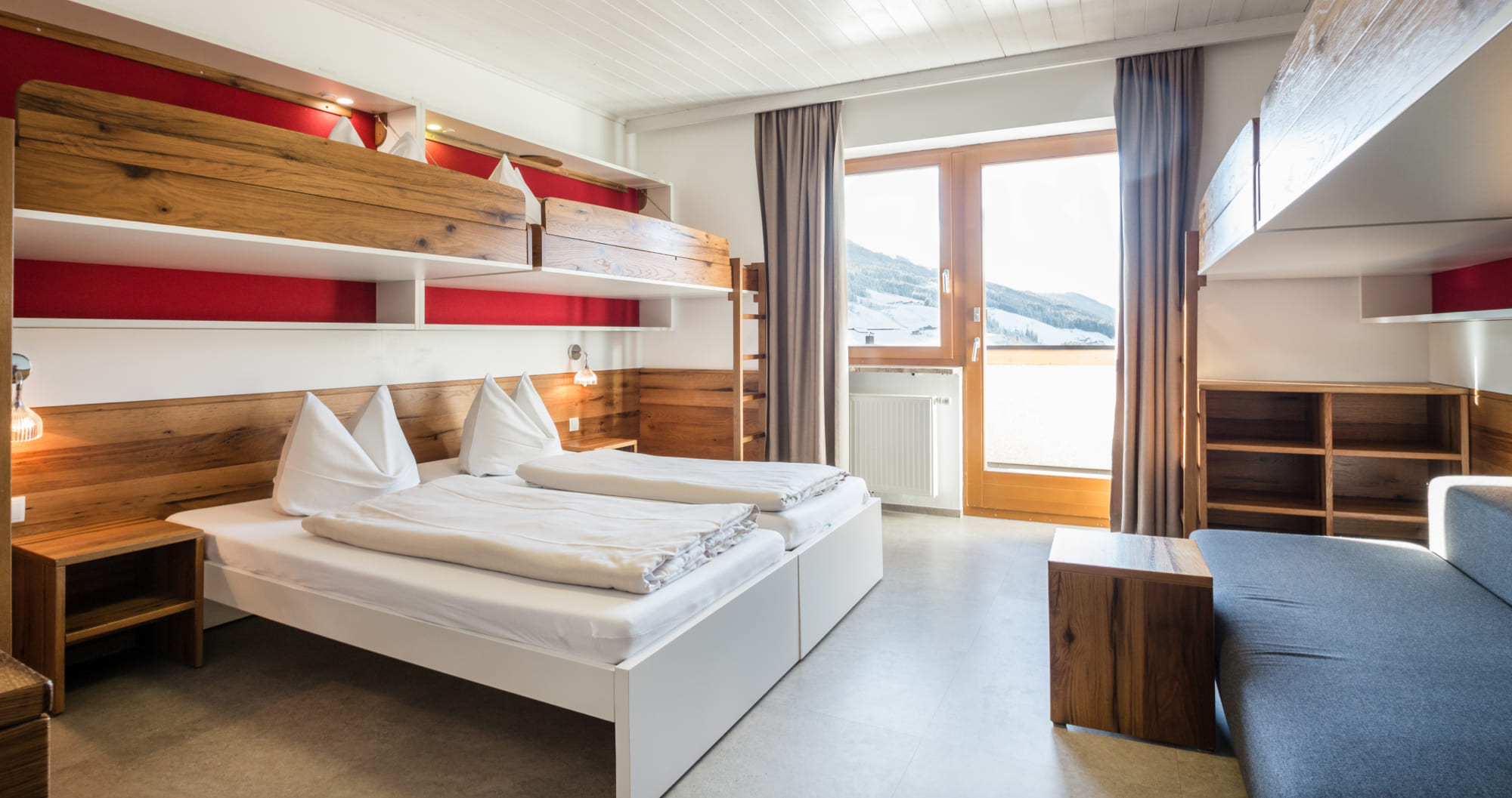 Moderne Mehrbettzimmer für Kinder und Jugendliche im Jugendhotel Markushof in Wagrain-Kleinarl, Salzburger Land © Selina Flasch