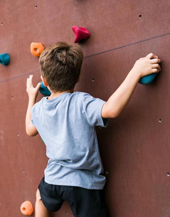 Klettern an der Outdoor-Boulderwand