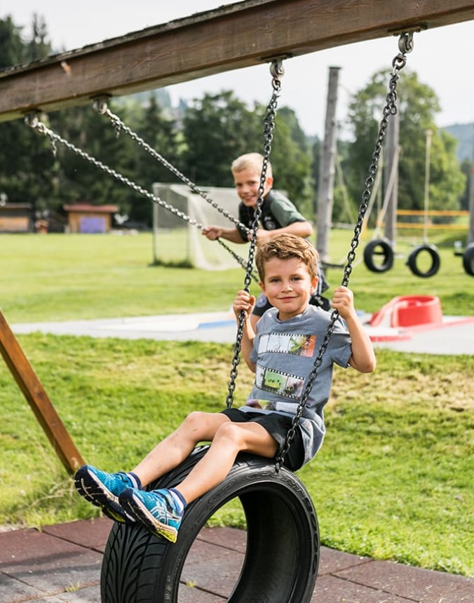 Schaukeln am Spielplatz