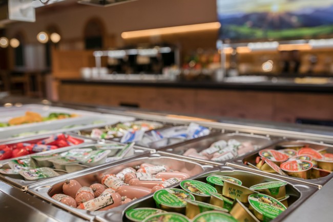 Aufstriche, Butter und Leberwurst am Buffet