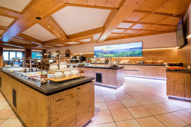 Gro&szlig;z&uuml;giger Buffetbereich im Speisesaal