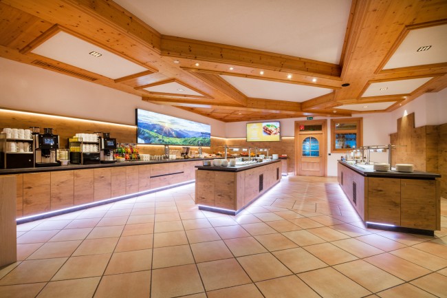 Gro&szlig;z&uuml;giger Buffetbereich im Speisesaal