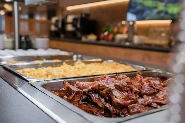 Eier und Speck am Fr&uuml;hst&uuml;cksbuffet